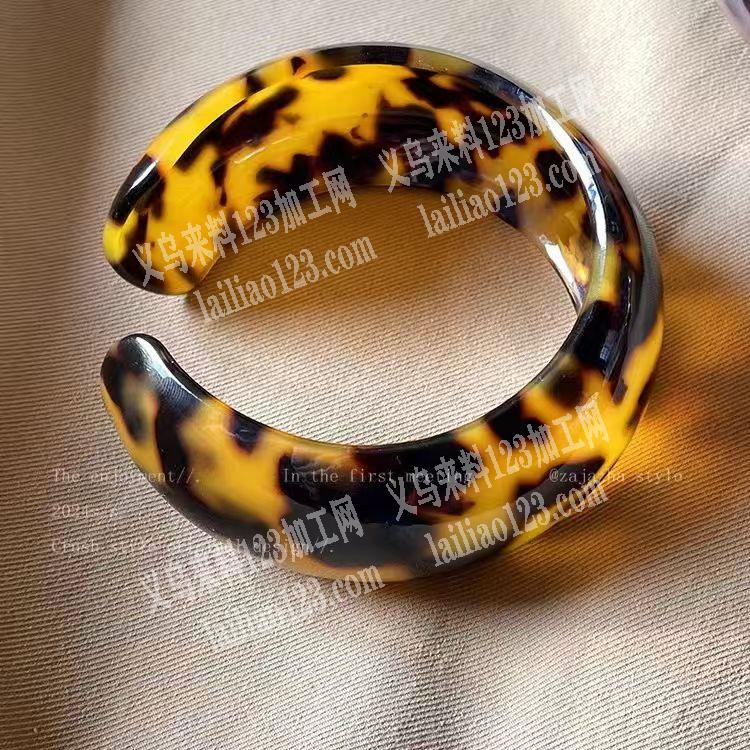 手工抛光外发加工。，。材质树脂的手镯。寻