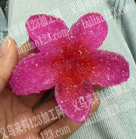 寻找做砂糖效果的鸡蛋花发夹厂家，。如图。