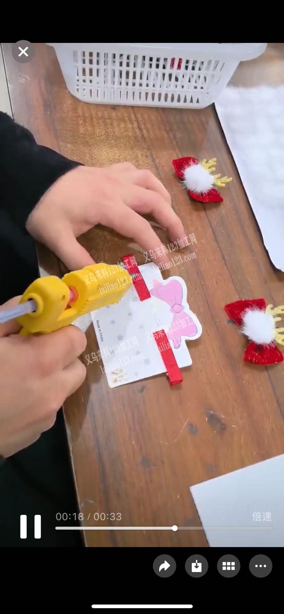 打胶枪粘胶粘配件，粘这个毛球，粘这个纸卡