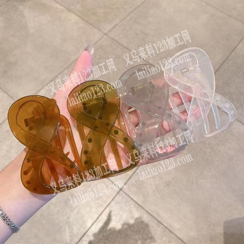 大量注塑抓夹的订单。如图，寻找注塑的工厂