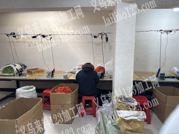 专业打螺丝，粘胶，绑蝴蝶结，挂圈。包装