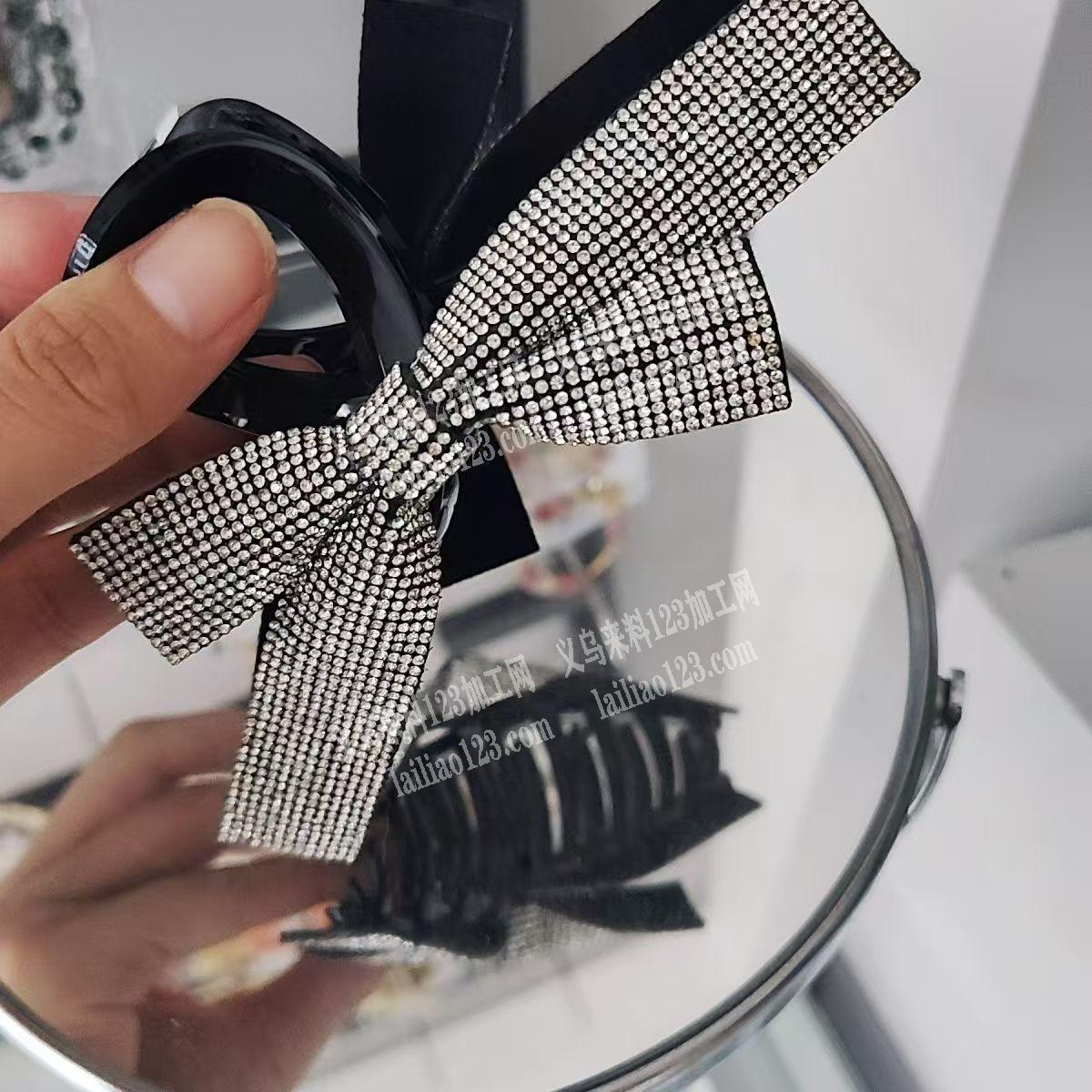 抓夹粘蝴蝶结的手工活外发加工，粘胶的手工