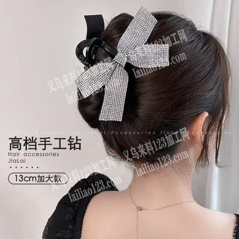 抓夹粘蝴蝶结的手工活外发加工，粘胶的手工