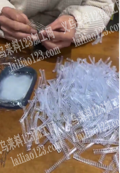 【可发义乌周边】粘胶水，做插梳的手工活外