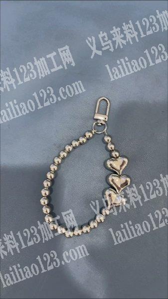 手机链手工活，穿珠子穿配件做这个挂件的。