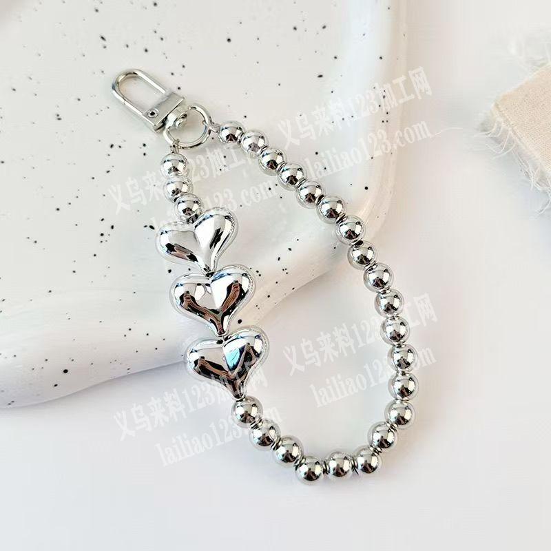 手机链手工活，穿珠子穿配件做这个挂件的。