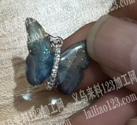 粘配件手工活外发加工，这个蝴蝶配件，点胶