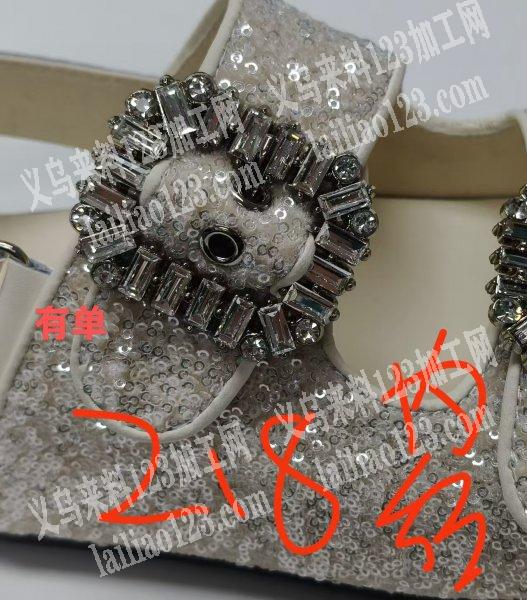 寻找专业做如图鞋扣的成品工厂，要现货，有