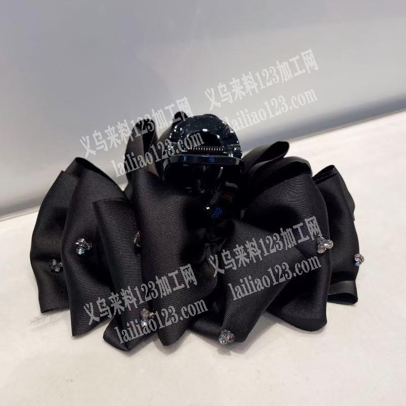 点钻外发，这个布艺蝴蝶叠上面点钻外发加工