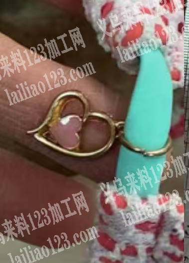 采购如图爱心桃挂件，寻找厂家，有意者，请