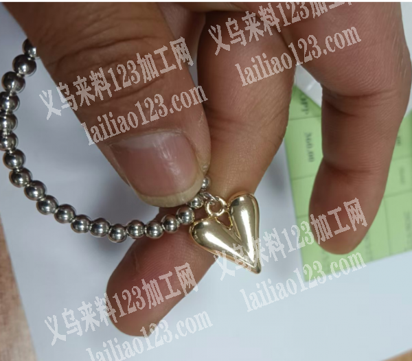 合金爱心桃吊坠订单。如图。寻找专业做这个