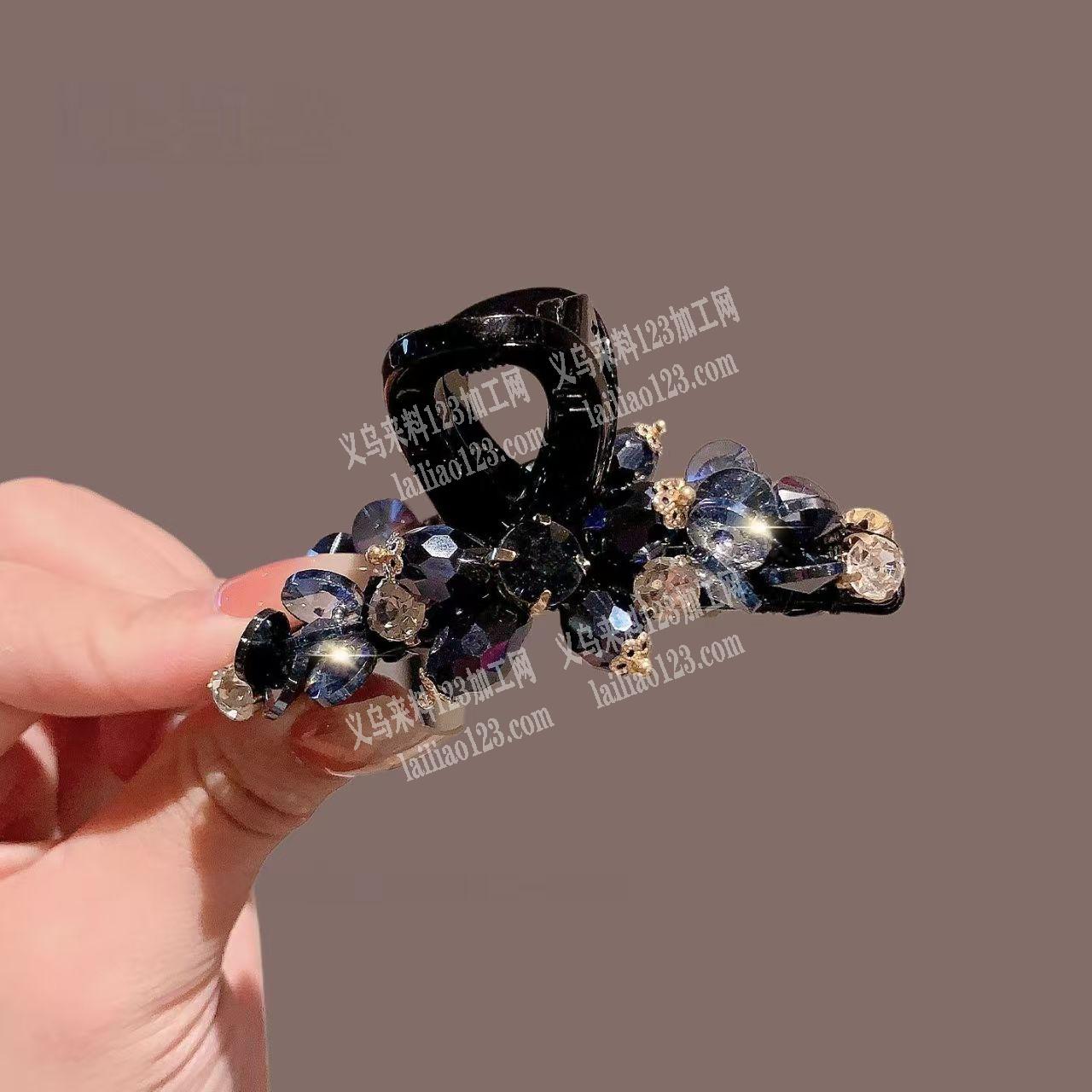 爪夹上面穿珠子绑珠子绑水晶的手工活，外发