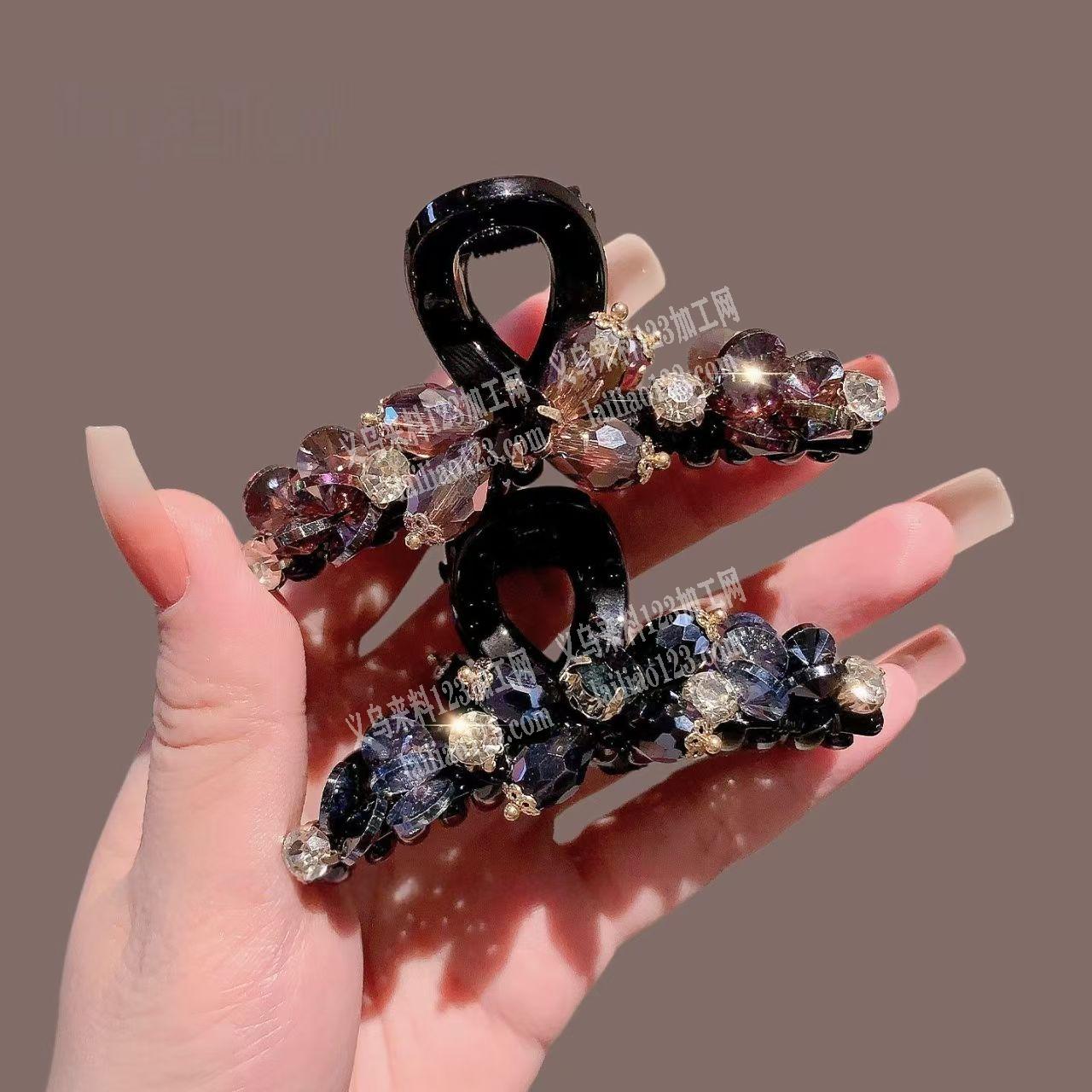 爪夹上面穿珠子绑珠子绑水晶的手工活，外发