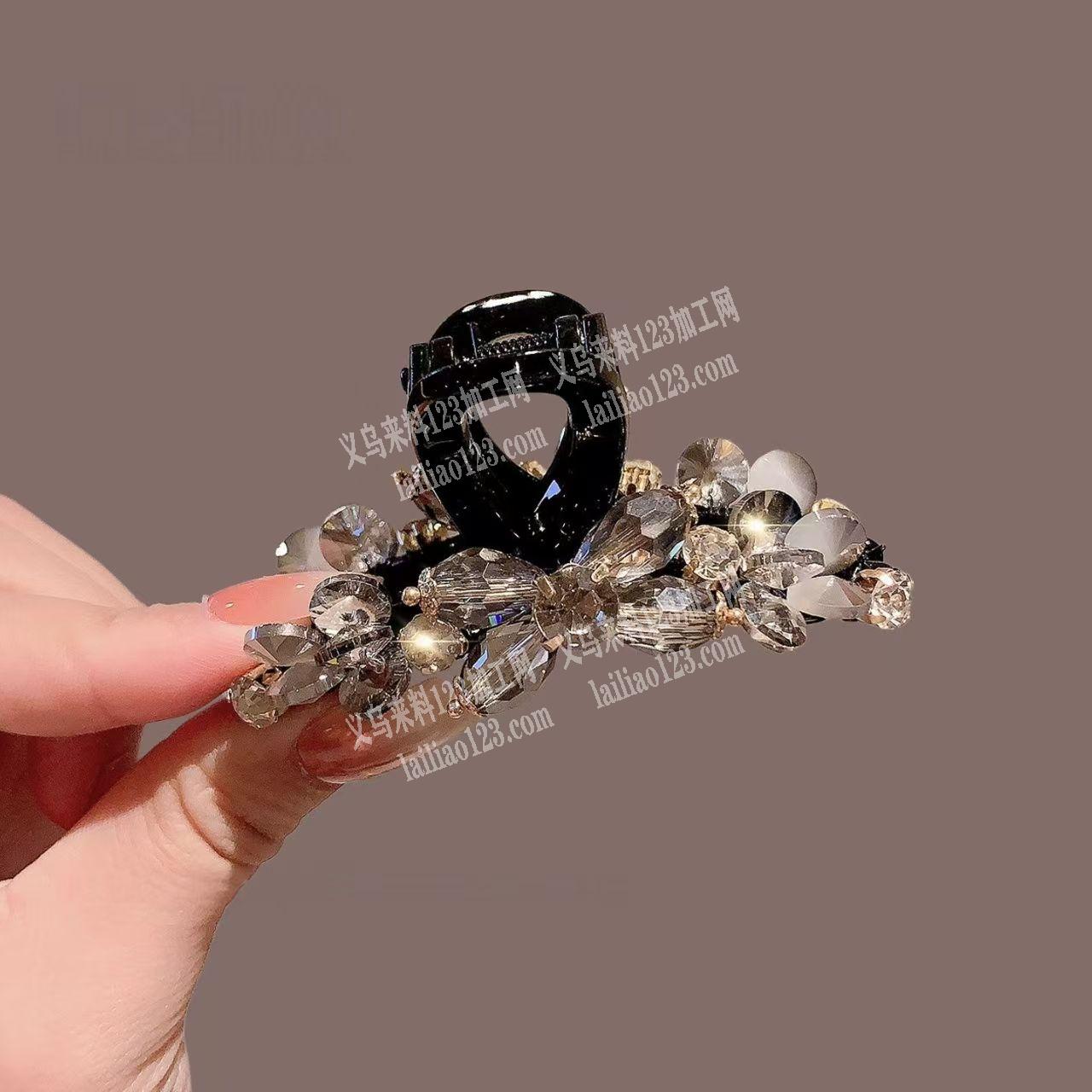 爪夹上面穿珠子绑珠子绑水晶的手工活，外发