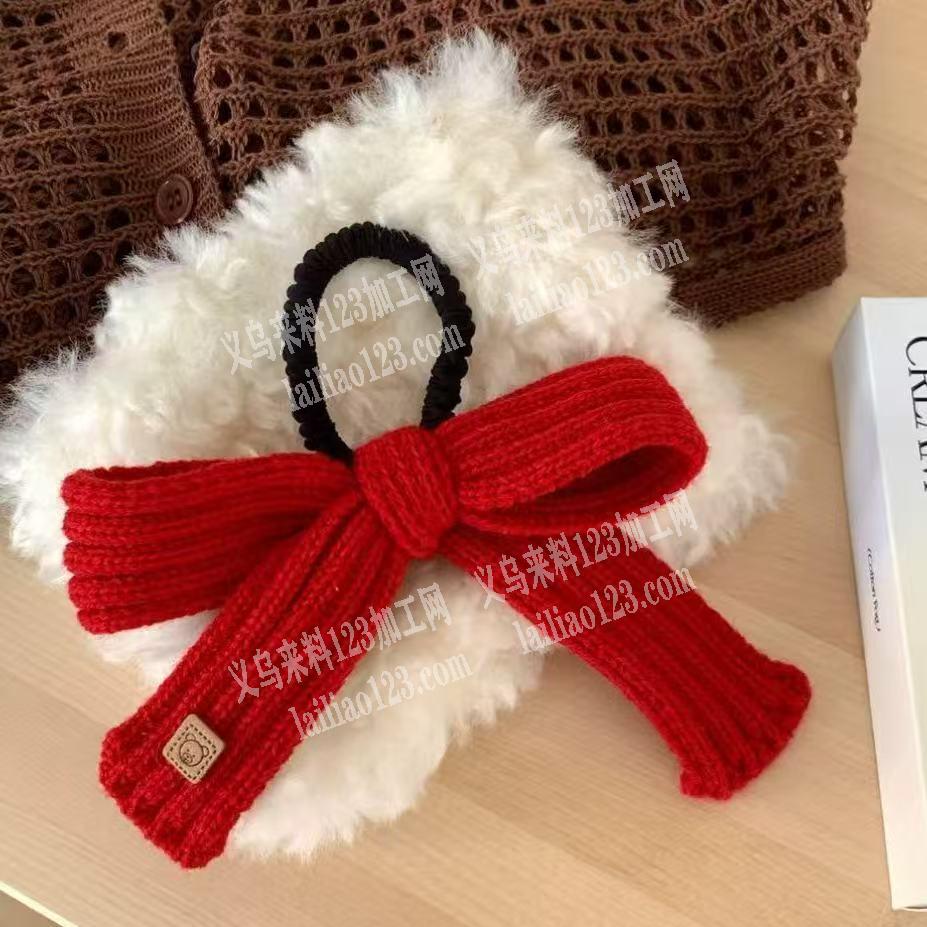 如图，这个毛线钩针编织的蝴蝶结发圈发饰成