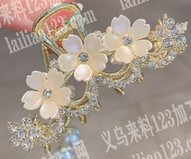 抓夹上面点钻外发加工。点配件的，寻找加工