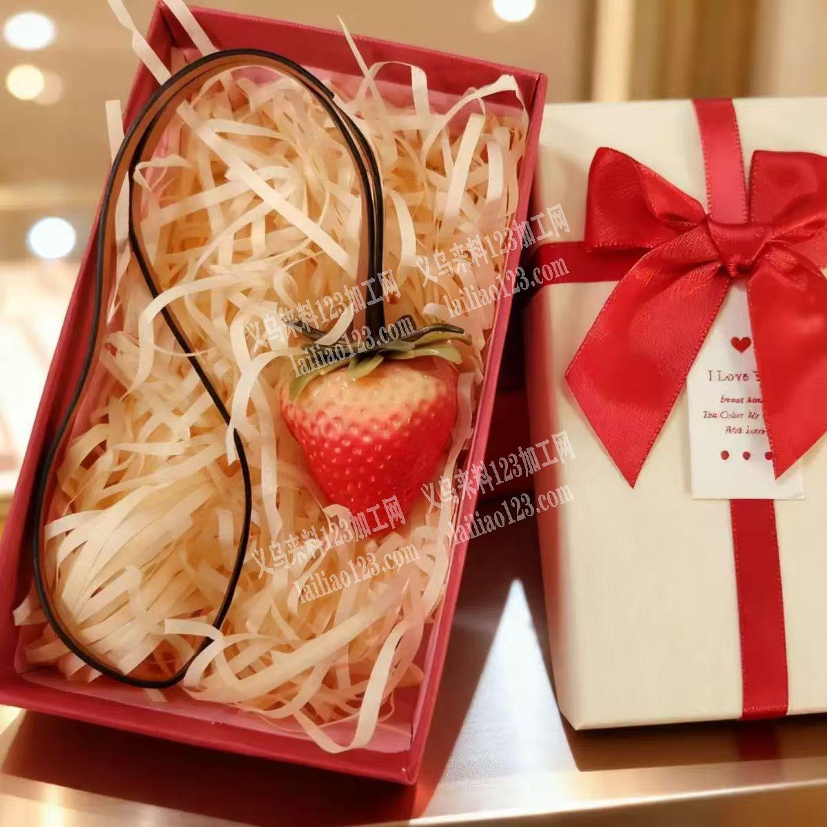 寻找专业做这个草莓挂件成品的工厂，要求工