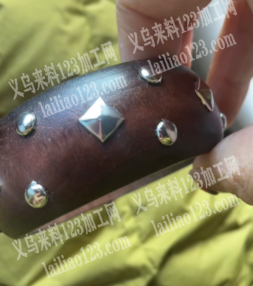 木头手镯打铆钉外发加工。敲铆钉外发加工，