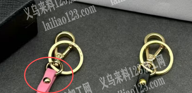 皮革挂件上面打扣打铆钉外发加工，如图，寻