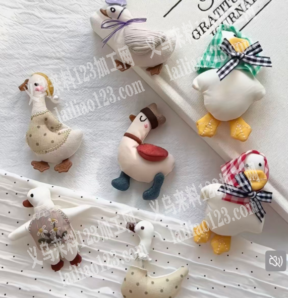 老板委托寻找：小公仔充棉+绣花外发加工，