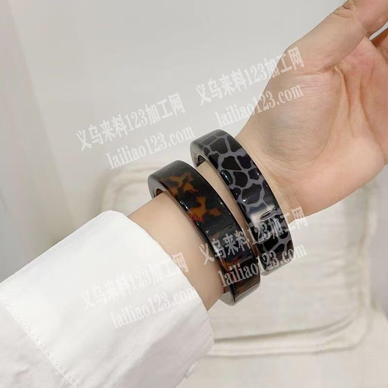 手镯上面印花外发加工。寻找专业做这个手镯