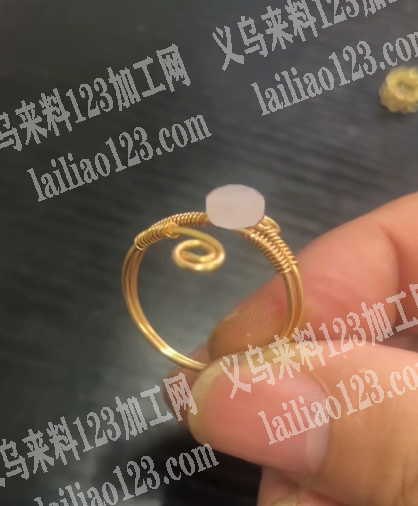 绕铁丝缠绕的手工活外发加工，如图，金属的