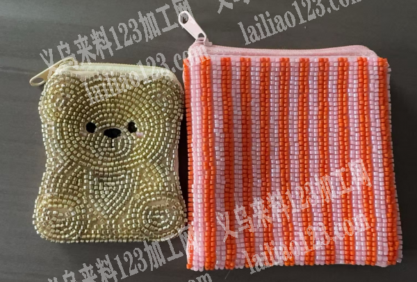 1.8万穿珠子做包包，如图，珠绣的，帮找