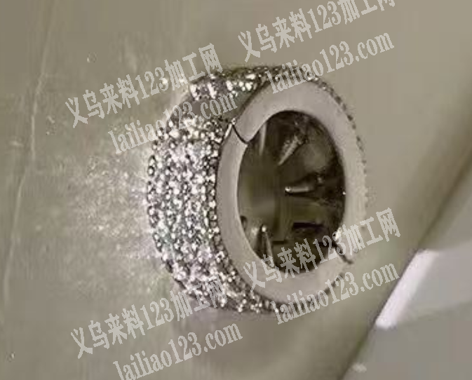 【大量合金耳扣订单】诚寻翻砂的，耳扣订单