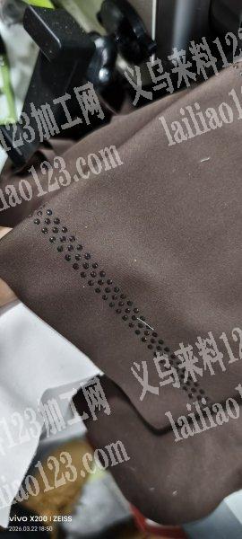 老板委托寻找：布料上面烫胶，上胶点，如图