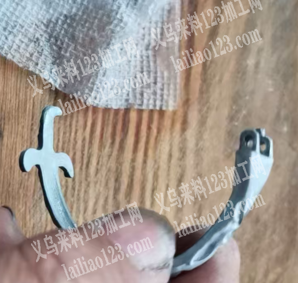 商贸城手镯上弹簧+打孔外发加工，。寻找专