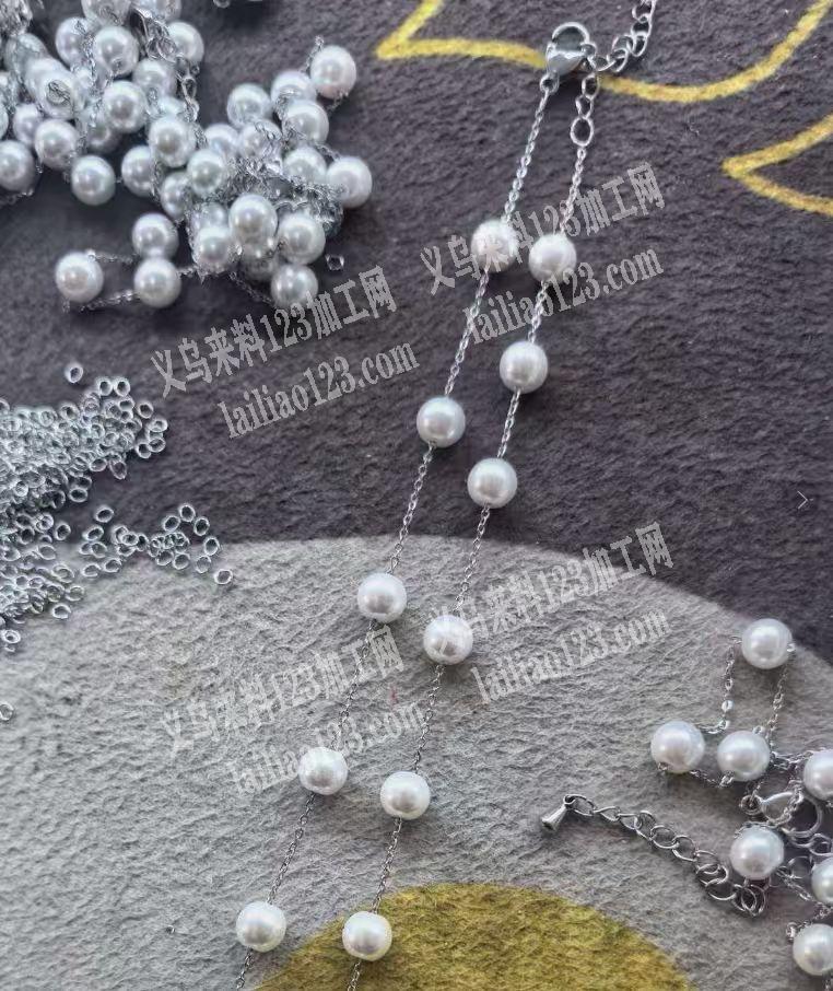 链条上粘定位珠的手工活外发加工，如图，寻