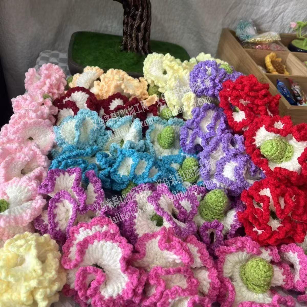 大量手工钩针编织的毛线花朵，如图，大量采