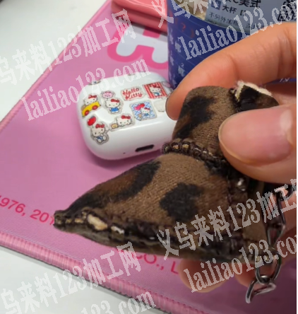 鞋子挂件订单，如图，寻找做这个鞋子的工厂