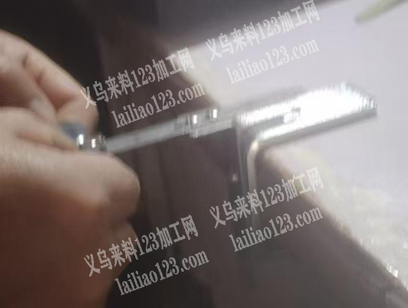 上拉链头手工活外发加工，如图，谁会。可送