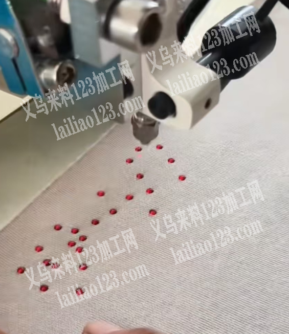 点钻外发？烫钻外发？如图点钻在布料上面点