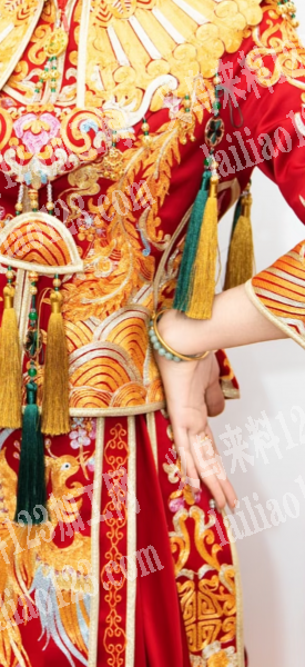 在苏州虎丘婚纱城，有专业团队80人，串珠手工点钻！