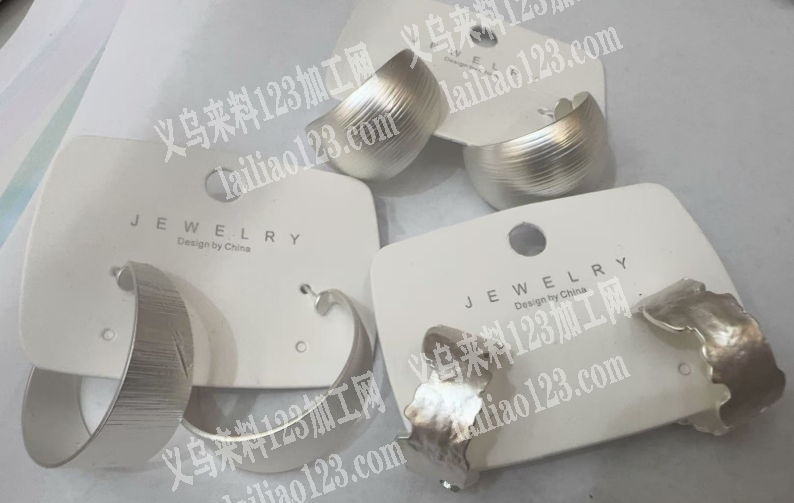 寻找专业生产铁皮耳环的工厂，请联系详谈。