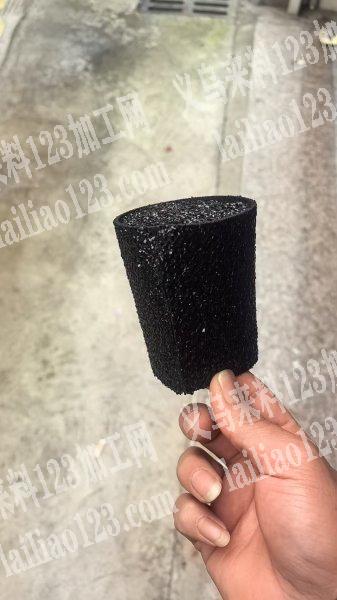 大量粘胶的手工活外发加工。胶枪卷帽筒，如