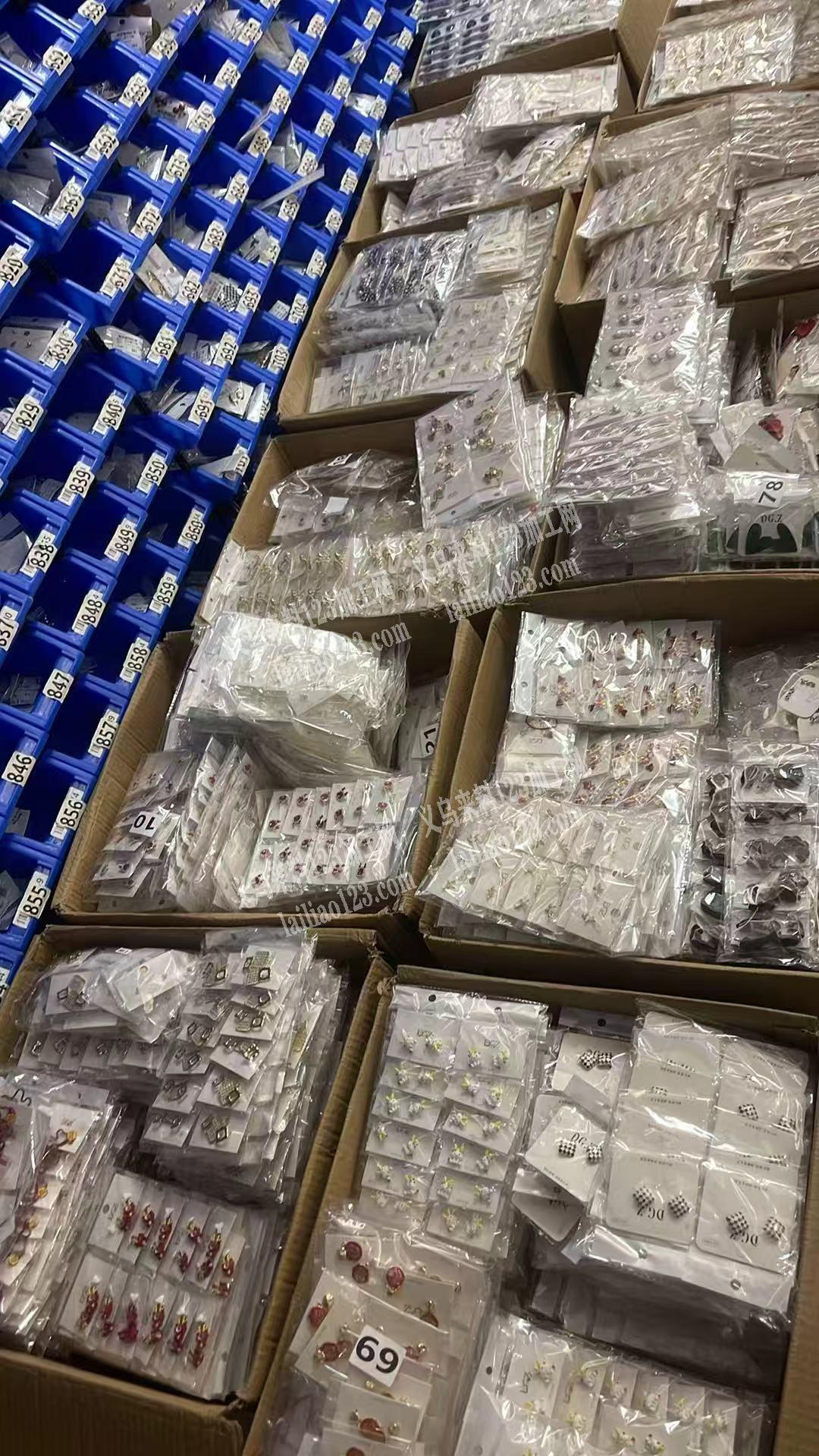 处理——如图，耳环库存处理7万对。联系我