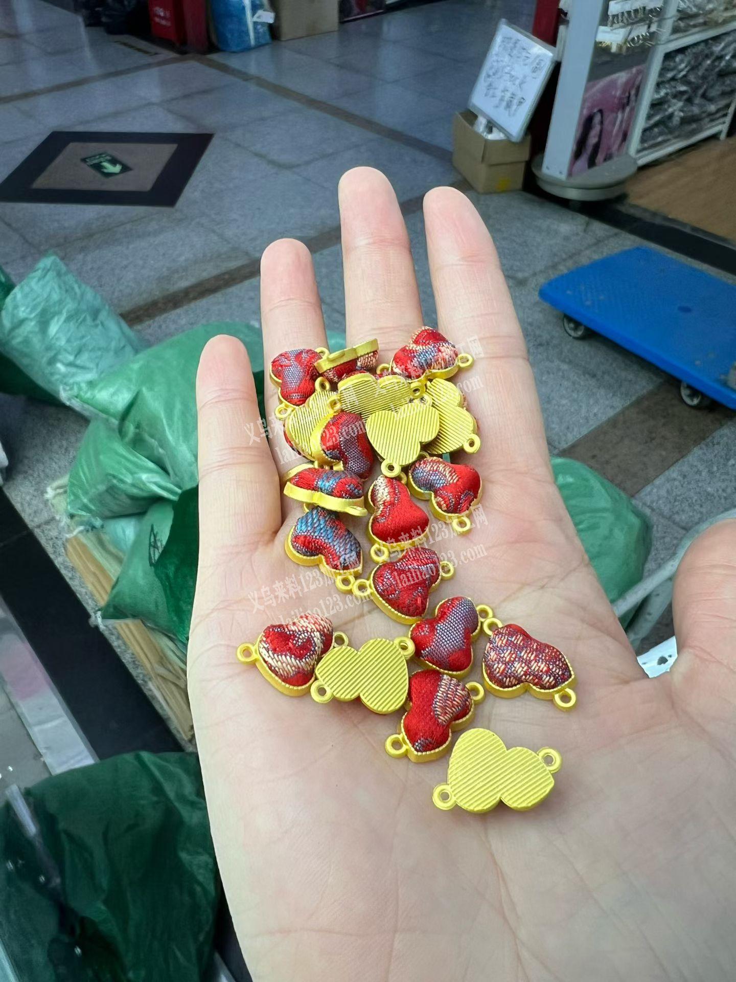 承接宋锦、串珠、挂圈、包装、弯针、胶枪…