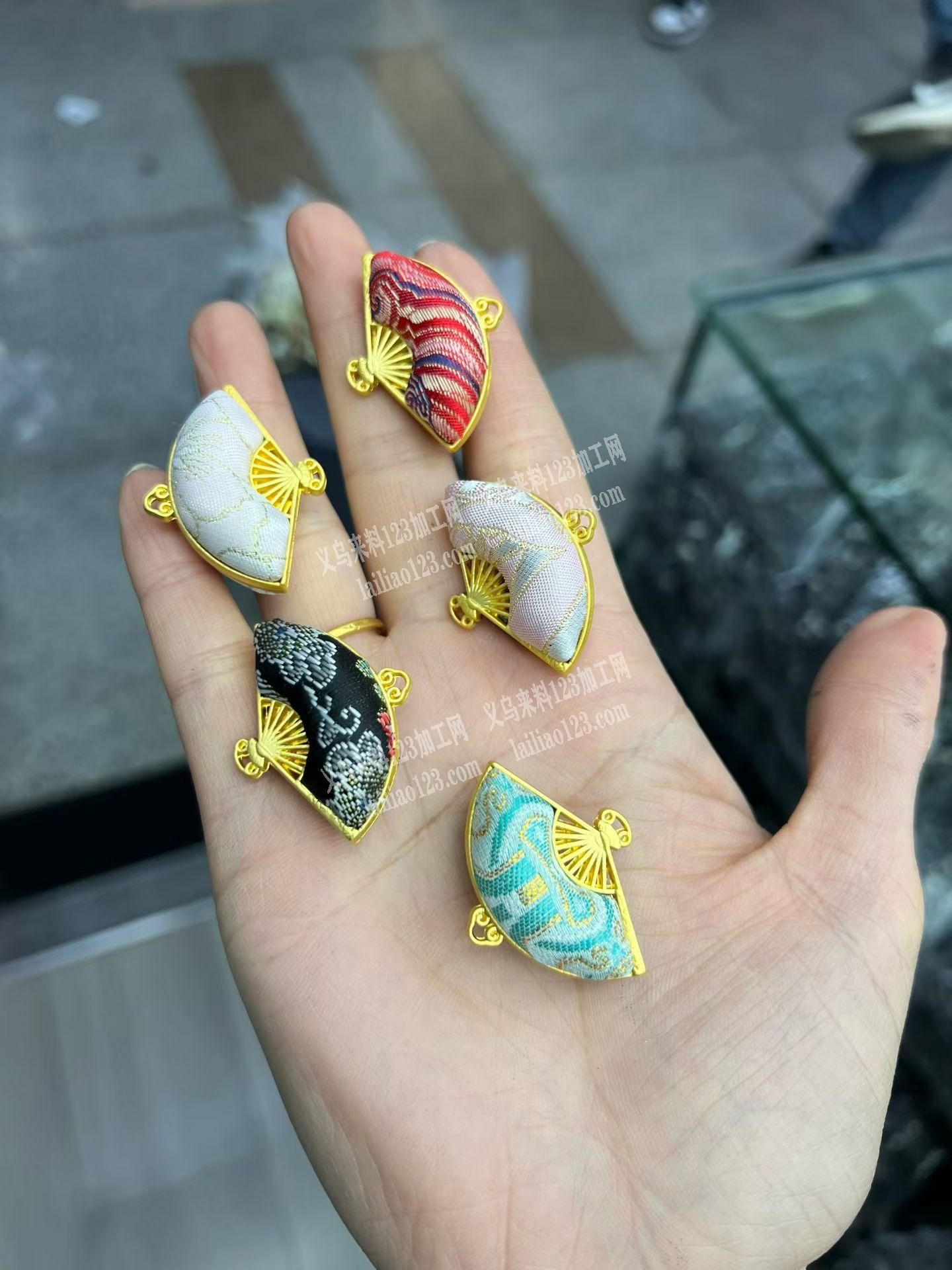 承接宋锦、串珠、挂圈、包装、弯针、胶枪…