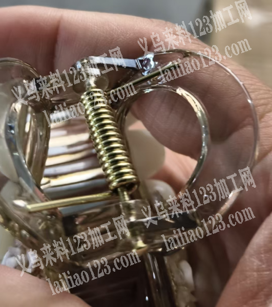 公司10万个抓夹上弹簧手工货外发，如图，