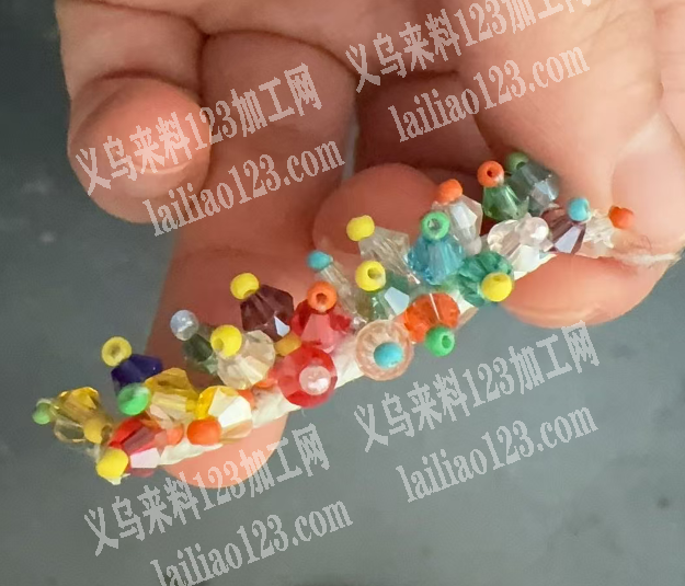 穿珠子编织。寻找外地的工厂，会做的工厂，