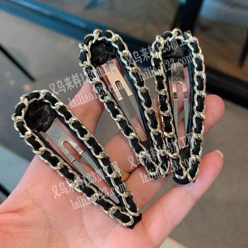 发夹上面粘胶的手工活外发，粘这个链条的手