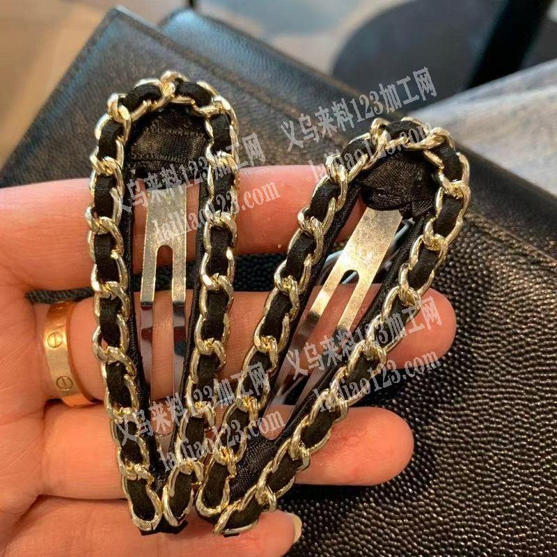 发夹上面粘胶的手工活外发，粘这个链条的手