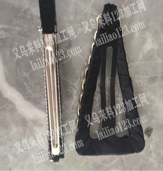 发夹上面粘胶的手工活外发，粘这个链条的手