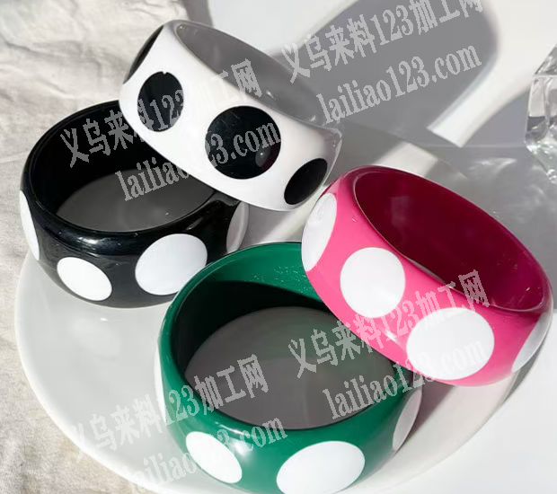 寻找专业生产树脂手镯的工厂，请联系详谈，