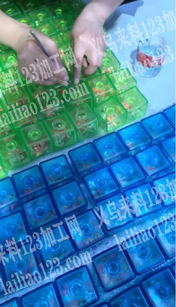 粘胶的手工活外发【发兰溪做】如图，寻找会