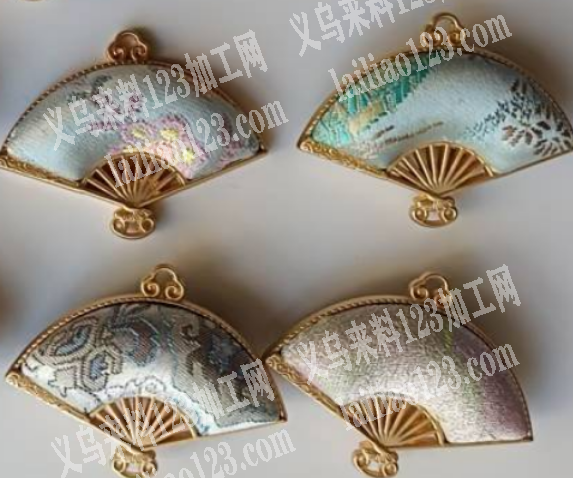 包布手工活外发加工。如图。这个饰品上面包