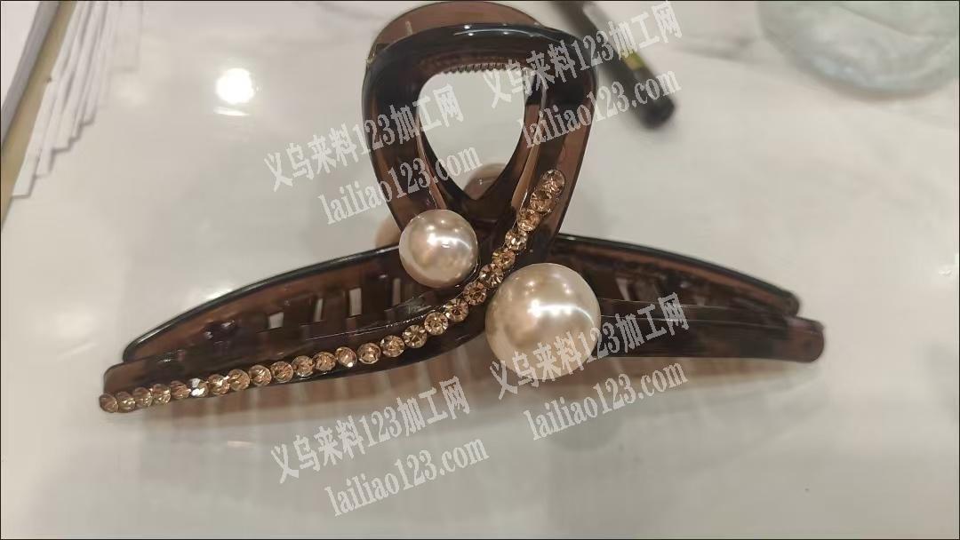 这个爪夹上面，点钻外发加工是快干胶点的，